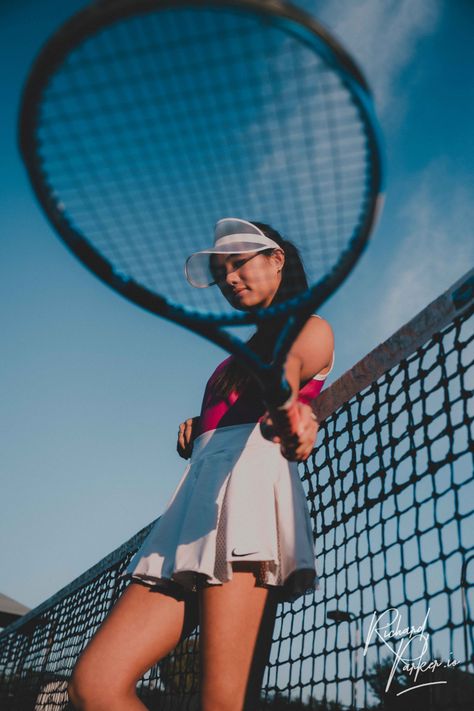 Poses For Tennis Pictures, Cute Tennis Picture Poses, Badminton Photoshoot Ideas, Tennis Model Photoshoot, Creative Tennis Photography, Tennis Outfit Photoshoot, Tennis Lifestyle Photography, Tennis Aesthetic Photoshoot, Tennis Photoshoot Ideas Photo Shoot