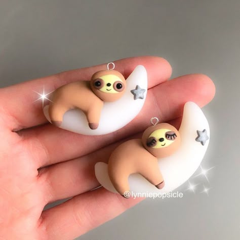 Kawaii Sloth, Kawaii Cross Stitch, Clay Crafts For Kids, Clay Moulding, Polymer Clay Kawaii, Diy Earrings Polymer Clay, Sloth Gift, Polymer Clay Diy, Polymer Clay Animals