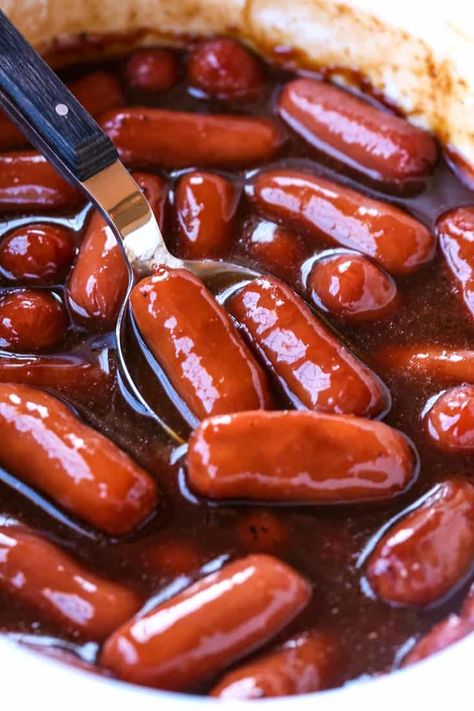 These tiny crock pot hot dogs pack a HUGE flavor! #appetizers #slowcooker #crockpotrecipes #recipes #gamedayfood #holidayappetizers #thanksgivingrecipes Cocktail Weenies Recipe, Mini Hot Dog Recipes, Weenies Recipe, Hot Dog Appetizers, Franks Recipes, Cocktail Wieners, Cocktail Weenies, Little Smokies Recipes, Smokies Recipe