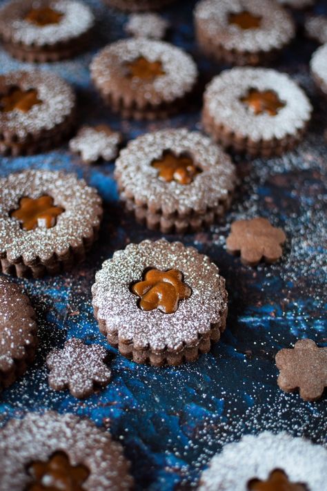 Chocolate Dulce De Leche Linzer Cookies - Katie Cakes Chocolate Linzer Cookies Recipe, Christmas Chocolate Cookies Recipes, Chocolate Linzer Cookies, Linzer Cookies Christmas, Cookie Contest Ideas, X Mas Cookies, Christmas Chocolate Cookies, Gourmet Christmas Cookies, Fridge Cookies