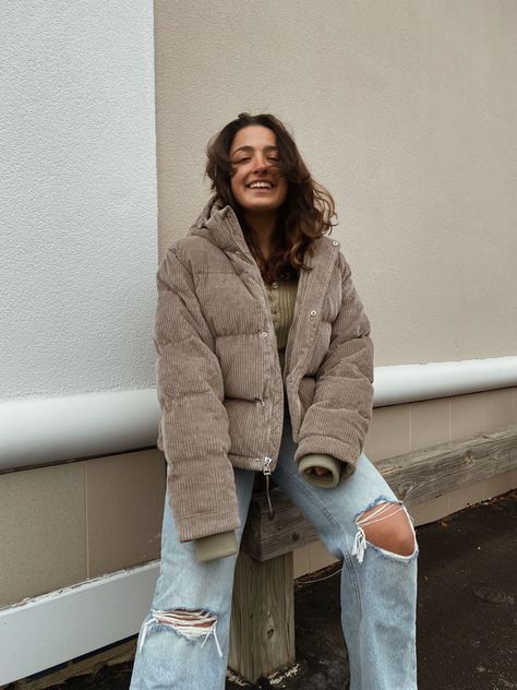 Corduroy Puffer Jacket Outfit, Brown Outfits Aesthetic, Green Puffer Jacket Outfit, Puffer Coat Outfit, Corduroy Puffer Jacket, Puffer Outfit, Green Puffer Jacket, Puffer Jacket Style, High Waisted Jeans Vintage