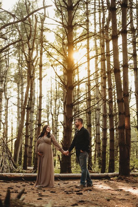 Fall Maternity Photos, City Portrait, Shooting Couple, Outdoor Maternity Photos, Maternity Photo Outfits, Maternity Photography Poses Pregnancy Pics, Couple Pregnancy Photoshoot, Family Maternity Photos, Maternity Photoshoot Poses