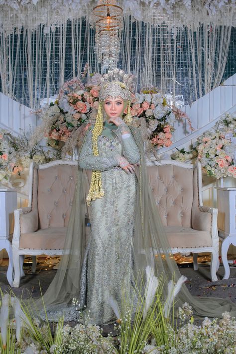 Siger Sunda, Pose Pengantin, Pose Prewedding, Pose Wedding, Foto Wedding, Wedding Pose, Wedding Muslim, Wedding Poses, Pre Wedding