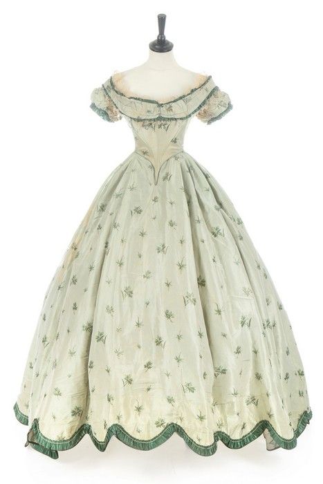 Evening dress ca. 1860From Kerry Taylor Auctions Shadow Dress, 1860s Dresses, Gaun Abad Pertengahan, 1860 Fashion, Mode Tips, Period Dress, 19th Century Fashion, Period Outfit, Old Dresses