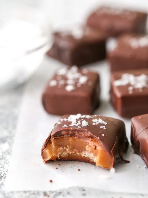 Chocolate Covered Caramels, Homemade Caramel Candy, Caramels Recipe, Candy Caramel, Caramel Recipe, Soft Caramel, Caramel Candy, Salted Chocolate, Caramel Recipes