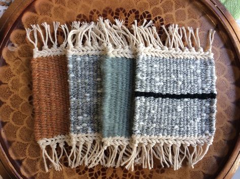 Woven Projects Ideas, Woven Patterns Textiles, Mini Weaving Projects, Weaving Projects Beginners, Weaving Coasters, Loom Coasters, Woven Coaster, Diy Loom, Mini Weaving