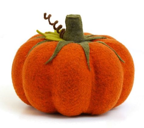 Pumpkin Sculpture, Pumpkin Home Decor, Disney Pumpkin Carving, Fall Pumpkin Crafts, Disney Pumpkin, Chicken Crafts, Felt Pumpkins, Felt Halloween, Fabric Pumpkins