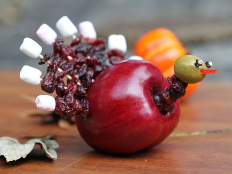 Cute Edible  Apple Turkey (Thanksgiving Treat) Thanksgiving Treat Recipes, Apple Turkey Craft, Apple Turkey Recipes, Cute Thanksgiving Desserts, Turkey Craft For Kids, Apple Turkey, Thanksgiving Fruit, Thanksgiving Desserts Kids, Herb Roasted Turkey