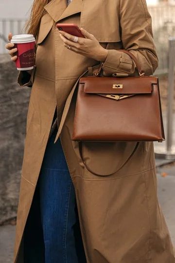 Fashion Trends: 20 street style photos that prove brown is the new black | Vogue Paris Sac Hermes Kelly, Street Style Bags, Hermes Kelly Bag, Dark Autumn, All Black Looks, Moda Paris, Kelly Bag, Double Denim, Bag Trends