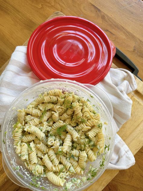 Tzatziki Pasta Salad, Tzatziki Pasta, Cold Pasta Salad, Lemon Pasta, To My Mom, Work Lunch, Quick And Easy Breakfast, Yummy Lunches, Chopped Salad