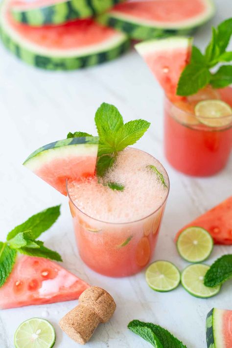 Cocktail Prosecco, Watermelon Mint Salad, Watermelon Mint Lemonade, Prosecco Drinks, Mint Margarita, Spritzer Recipes, Watermelon Drink, Feta Salat, Prosecco Cocktails