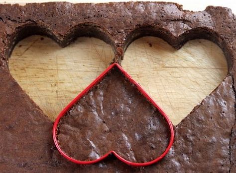 brownie2 Heart Brownies, Brownie Dip, Valentines Baking, Shaped Cookies, Valentine Desserts, Heart Shaped Cookies, Valentines Day Desserts, Valentines Day Food, Valentines Day Cookies