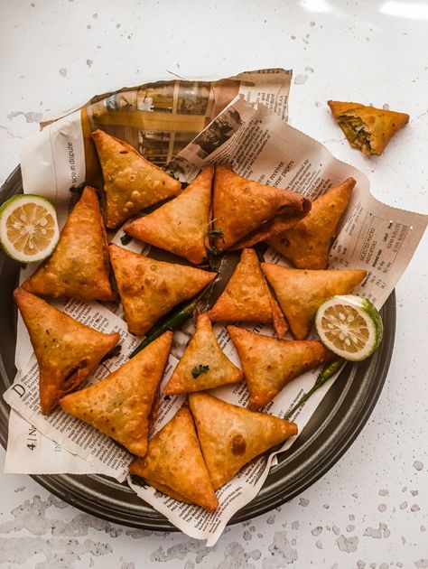 Samosa Photography, Apartment Recipes, Mini Hamburgers, Samosa Recipe, Food Aesthetics, Food Babe, Photography Lighting, Samosa, Fried Food