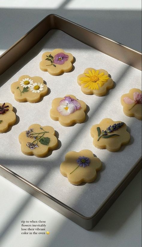 Pressed Flower Cookies, Freezer Aesthetic, Botanical Cookies, Aesthetic Biscuits, Flower Brownies, Floral Baking, Aesthetic Cookies, Flower Sugar Cookies, Edible Flowers Recipes