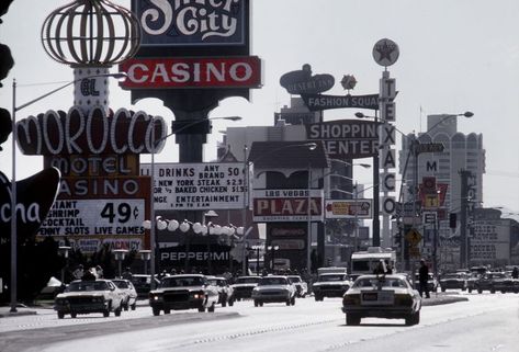 Las Vegas Throughout History - Las Vegas Vintage Photos Las Vegas Cheap, Las Vegas Bars, Vegas Bars, Downtown Vegas, Vegas Clubs, Vegas Showgirl, Old Vegas, Las Vegas Clubs, Vintage Las Vegas