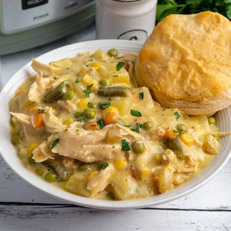 Crock Pot Chicken Pot Pie with Biscuits Chicken Pot Pie Crock Pot, Slow Cooker Chicken Pot Pie, Crockpot Chicken Pot Pie, Chicken Pot Pie Soup, Easy Crockpot Dinners, Pot Pie Soup, Chicken Crockpot, Crock Pot Chicken, Supper Ideas