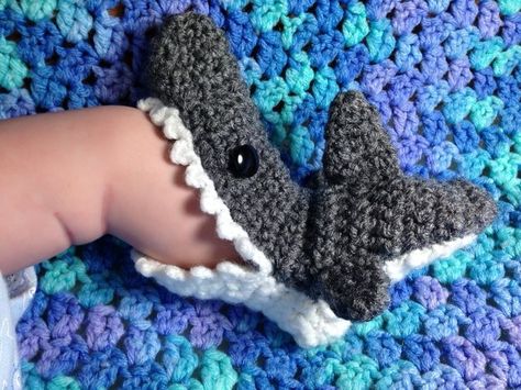 These Shark Slippers are a FREE Crochet Pattern. Get the Free Pattern for the Shark Crochet Hat too. Shark Socks, Crochet Shark, Shark Slippers, Crochet Booties, Haken Baby, Crochet Baby Booties, Crochet Shoes, Crochet Slippers, Baby Shark