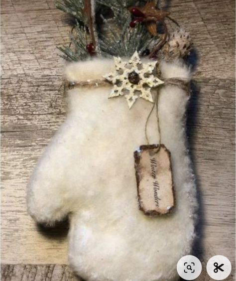 Primitive Christmas Crafts, Recycled Christmas Decorations, Primitive Christmas Decorating, Vintage Christmas Crafts, Christmas Crafty, Christmas Sewing Projects, Handmade Christmas Crafts, Country Christmas Decorations, Handmade Christmas Decorations