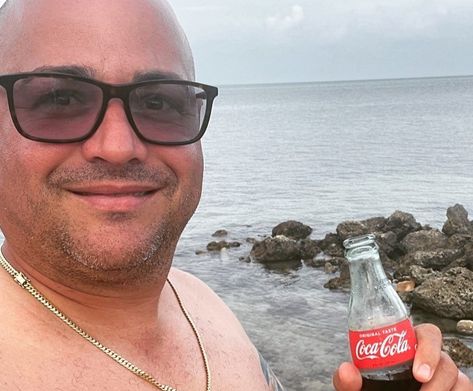 ¿Ya no piensa más en Cuba? La noticia ¡Andy Vázquez se toma la Coca Cola del olvido! se publicó primero en PERIÓDICO CUBANO. Donde hay un cubano, hay una noticia. Cuba, Coca Cola, Coco