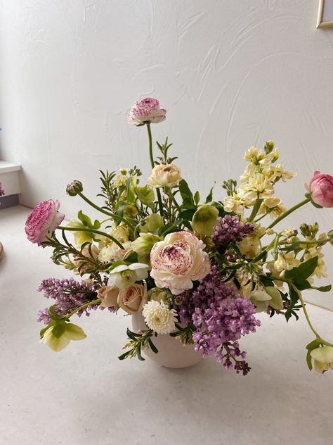 Loose modern organic compote arrangement lilac ranunculus hellebore wedding centerpiece Lilac Centerpieces, Hellebore Wedding, Compote Arrangement, Ceremony Arrangement, Spring Centerpiece, Modern Organic, Floral Ideas, Color Blush, Wedding Centerpiece