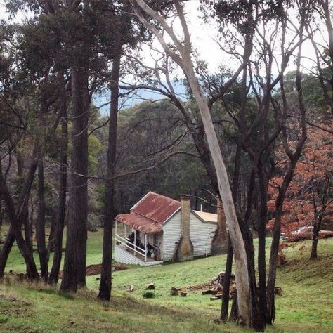 Australian Cottage, Australian Country, Outback Australia, Country Cottages, Australian Bush, Australian Architecture, Cottage In The Woods, Old Farm Houses, Cabins And Cottages