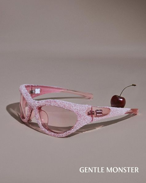 GENTLE MONSTER | 2024 JELLY COLLECTION ⠀ GUMMY and YUMMY is a new wrap-around shape with soft jelly textures that accentuates the identity of the new jelly… | Instagram Cute Glasses, Fashion Eye Glasses, نظارات شمسية, Gentle Monster, Stylish Glasses, Pink Vibes, Girly Accessories, Jewelry Fashion Trends, January 15