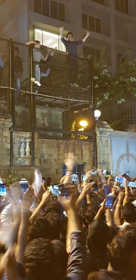 Mannat - greetings fans on his birthday, 2nd Nov 2018 Srk Mannat, Shah Rukh Khan, Actors, Fan, Concert, Birthday