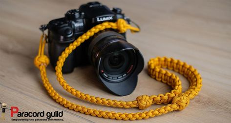 How to make a paracord camera neck strap. Paracord Instructions, Diy Fabric Purses, Paracord Camera Strap, 4 Strand Round Braid, Diy Camera Strap, Paracord Weaves, Camera Neck Strap, Diy Lanyard, Paracord Diy