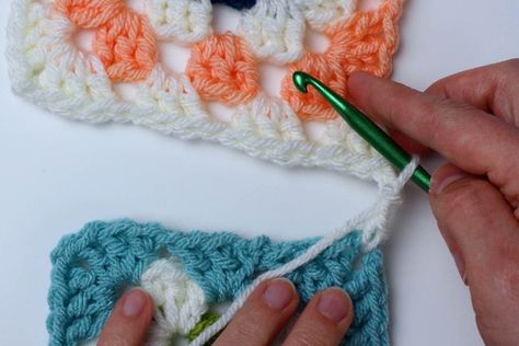 How to Join Granny Squares with the Continuous Join As You Go Method (CJAYGO) Mismatch Granny Square Blanket, Crochet Granny Square Join, Join As You Go Granny Square, How To Crochet Granny Squares Together, Granny Square Joining Methods, How To Connect Granny Squares, How To Join Granny Squares, Join Granny Squares Crochet, Connecting Granny Squares