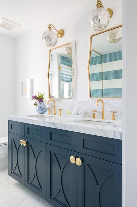 Coastal Bathrooms, Blue Cabinets, Beach House Interior, Chic Bathrooms, Beach Cottage Style, Blue Bathroom, Contemporary Bathrooms, Bathroom Renos, Design Living Room