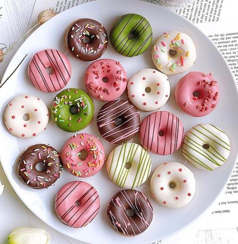 Cake Donut Ideas, Mini Donut Design Ideas, Mini Donuts Ideas Logo, Mini Donut Decorating Ideas, Mini Donuts Packaging, Donas Aesthetic, Mini Donuts Decoration, Teatime Cakes, Glazed Sour Cream Donuts