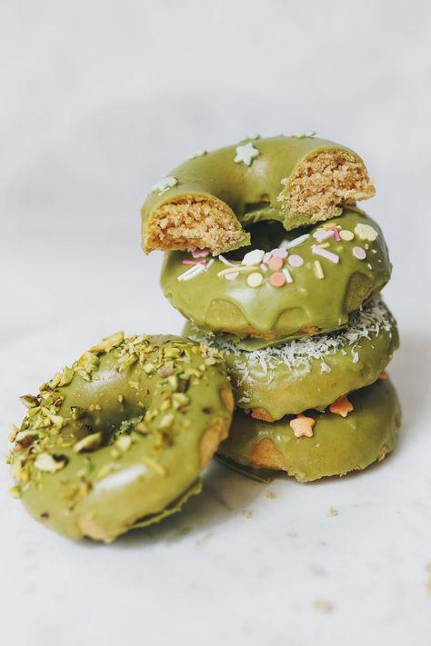 Matcha Glaze, Low Carb High Protein Meals, Mother's Day Brunch Menu, White Chocolate Glaze, Baked Oats Recipe, Matcha White Chocolate, Chloe Ting, Healthy Donuts, Fried Donuts