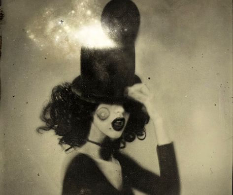 Circus Aesthetic, Pierrot Clown, Poesia Visual, Dark Circus, Night Circus, Photos Originales, Vintage Circus, Cabaret, Top Hat