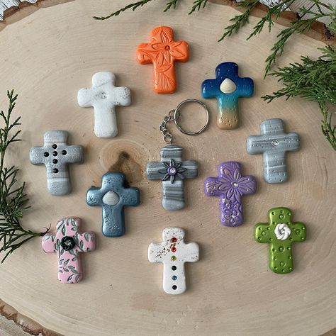 Cross Clay Ideas, Christian Clay Projects, Air Dry Clay Key Chain, Clay Cross Necklace, Clay Crosses Diy, Christian Clay Art, Christian Ceramics, Clay Key Holder, Clay Key Chains