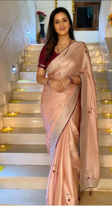 Wedding Look For Bhabhi, Saree With Half Sleeve Blouse, New Married Girl Look In Saree, New Trending Sarees, Sarees For Girls, Fashionable Saree Blouse Designs, Fancy Sarees Party Wear, Modern Saree, Indian Fashion Saree