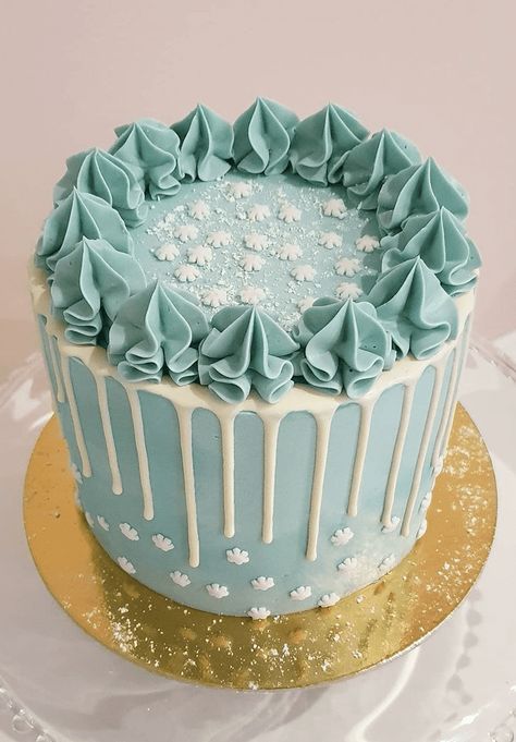 Winter Birthday Cake Ideas Images (Pictures) Winter Birthday Cake Ideas, Cake Decorating Ideas Christmas, Modern Christmas Cake, Winter Birthday Cake, Christmas Cake Design, Cake Design Ideas, Trending Christmas, Buttercream Decorating, Marvel Cake