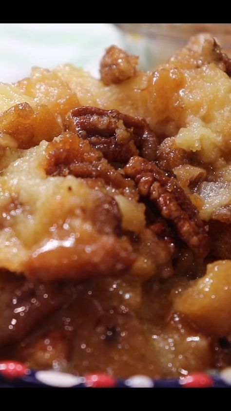 Looking for a dessert that will have your taste buds dancing? Check out this amazing Southern Bread Pudding recipe with butter sauce! This classic dessert is made with buttery Hawaiian bread and pecans. And the best part? It's topped with a deliciously creamy butter sauce that'll have you wanting more! Serve it up warm and enjoy this delicious treat with your friends and family. #SouthernBreadPudding #ButterSauce #DessertRecipe #ComfortFood #hawaiianbread #SweetTreat #Baking #Foodie #Yum #Deli Best Bread Pudding Recipe Old Fashion, Southern Bread Pudding Recipe, Creamy Butter Sauce, Southern Bread Pudding, Pecan Bread Pudding, Best Bread Pudding Recipe, Hawaiian Bread, Bread Pudding Easy, Southern Cooking Recipes