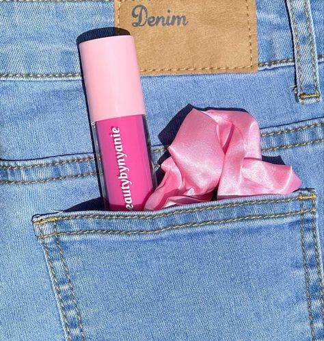 Lipgloss Content Ideas, Cosmetics Photography Creative, Lipgloss Photoshoot Ideas, Lip Gloss Photoshoot Ideas, Lip Gloss Photography, Lipgloss Photoshoot, Lipgloss Photography, Lipgloss Ideas, Balm Packaging