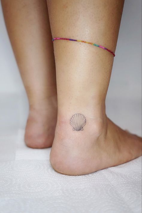 Tiny tattoo, mini tattoo, small tattoo Scallop Tattoo, Conch Tattoo, Shell Tattoo, Seashell Tattoos, Shell Tattoos, Tattoo Mini, Mini Tattoo, Tiny Tattoo, Ankle Tattoo