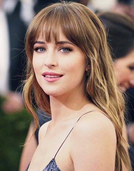 Dakota Johnson Long Fringe Hairstyles, Kadeřnické Trendy, Fringe Hairstyles, Long Hair With Bangs, Dakota Johnson, 인물 ��사진, Celebrity Hairstyles, Hair Dos, Hair Day