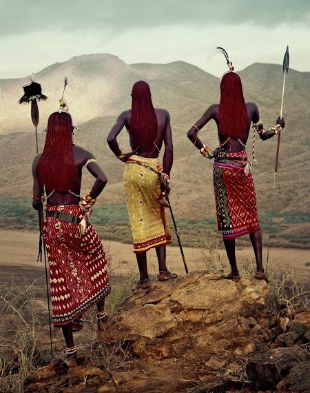 Maasai guarding their cattle Ren Geyiği, Jimmy Nelson, Afrikaanse Kunst, Out Of Africa, African People, Foto Art, Maasai, African Men, People Of The World