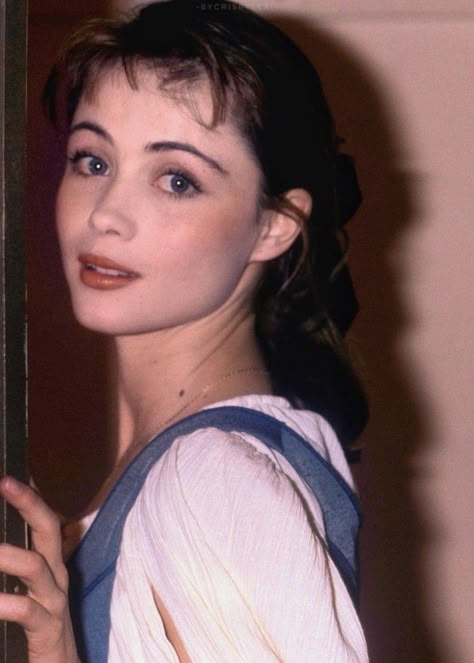 80s French Fashion, Emanuelle Béart, 4 People Aesthetic, Classic Beauty Aesthetic, Baby Face Women, 50s Actresses, 70s Actresses, 80s Actresses, Soft Smile