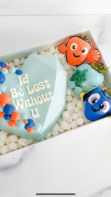 Esas Fresitas on Instagram: "I’d be lost without you🐚💙 #chocolatecoveredstrawberries #fresasconchocolate #breakableheart #findingnemo #findingdory #disneyworld #disney #pixar #findingnemotheme #justkeepswimming #reelsinstagram #reel #foryoupage #reels #smallbusiness" Disney Strawberries, Halloween Strawberries, Chocolate Molding, Breakable Hearts, Chocolate Business, Finding Nemo Party, Treat Maker, Valentines Party Food, Chocolate Covered Desserts