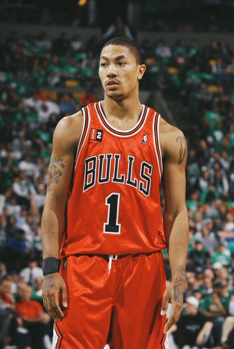 Derrick Rose Wallpapers, Rose Bulls, Kiss Anime, Sport Posters, Sports Wallpaper, Athletic Aesthetic, Chicago Bulls Basketball, Ball Aesthetic, Basketball Photos