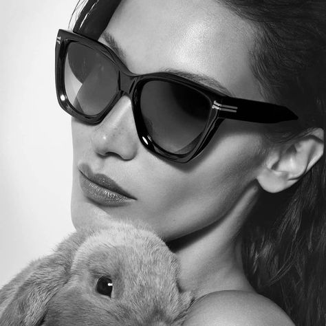 𝒌𝒂𝒓𝒂𝒑𝒆𝒓𝒊𝒅𝒐𝒖 𝒐𝒑𝒕𝒊𝒄𝒔 on Instagram: “#newcollection #marcjacobs #marcjacobssunglasses #bellahadid #topfashion #toptrends #fashionbrand #famouspeople #exclusive #totalblack…” Marc Jacobs Eyewear, Jacob And Bella, Marc Jacobs Sunglasses, Bella Hadid Style, Sunglasses Online, Bella Hadid, Glasses Fashion, Sunglass Frames, Square Sunglasses Women