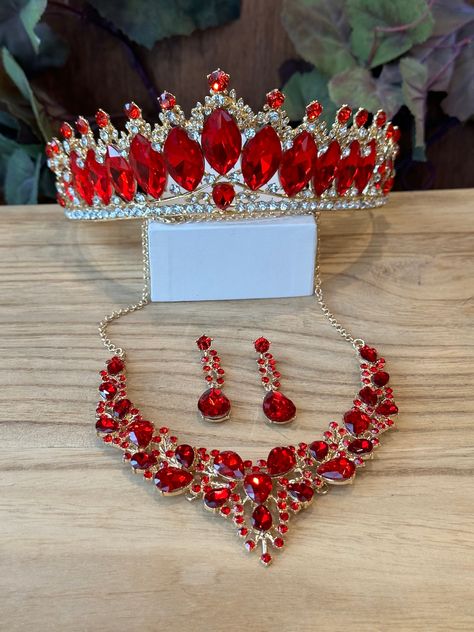 Red And Gold Tiara, Quinceanera Red Theme, Quinceanera Necklace, Dream Quinceanera, Red Quinceanera Ideas, Quinceanera Red, Tiara Necklace, Birthday Sweet 16, Red Quince