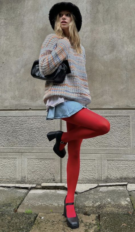 Colorful Tights Outfit, Red Tights Outfit, Colored Tights Outfit, Winter Mode Outfits, Mode Glamour, Red Tights, Moda Denim, Winter Fashion Outfits Casual, Neue Outfits