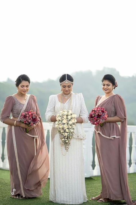 Jethro photography Srilankan Wedding Bridesmaid, Bridesmaid Saree Color Schemes, Osari Designs, Kandian Bride, Engagement Concept, Brides Mate Dress, Bridal Maid Dress, Kandyan Saree, Kandyan Brides