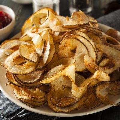 Baked Spiral-Cut Potato Chips ***Also note recipe at bottom of page for baked salt and vinegar sweet potato chips Potato Chips Recipe, Potato Chip Recipes, Zoodle Recipes, Spiralizer Recipes, Sweet Potato Chips, Chips Recipe, Potato Dishes, Onion Rings, Potato Chips