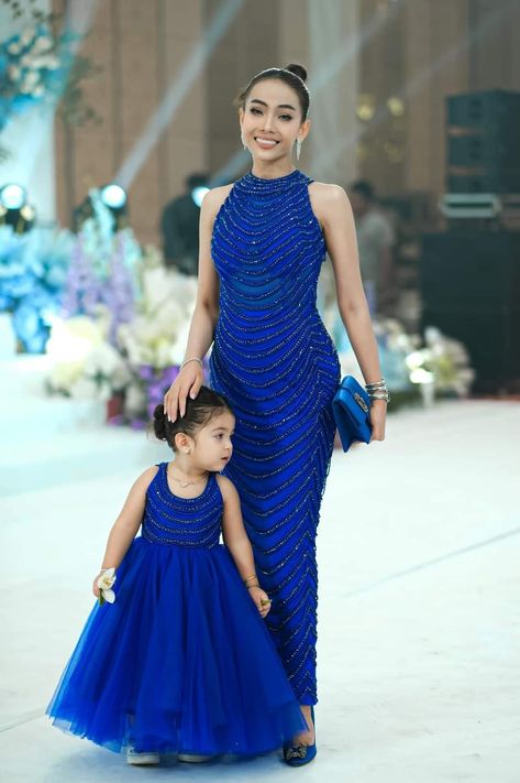 Mom And Daughter Photoshoot Ideas, Matching Dresses For Mother And Daughter, Kid Dresses, Blue Frock, Daughter Photoshoot, Mom And Baby Outfits, Golden Gown, Matching Fits, Mom Daughter Outfits